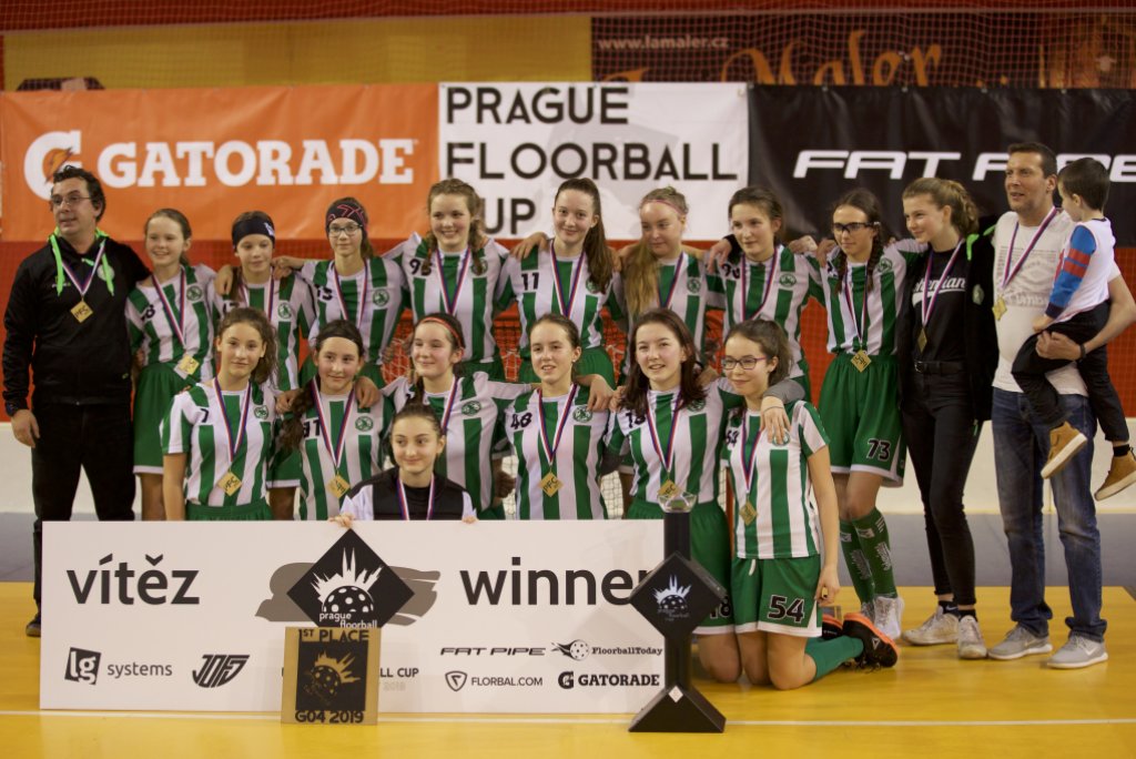 Zlatá neděle starších žákyň na turnaji Prague Floorball Cupu 2019